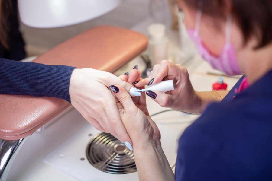 Jak przebiega kurs pedicure hybrydowego i co warto wiedzieć?