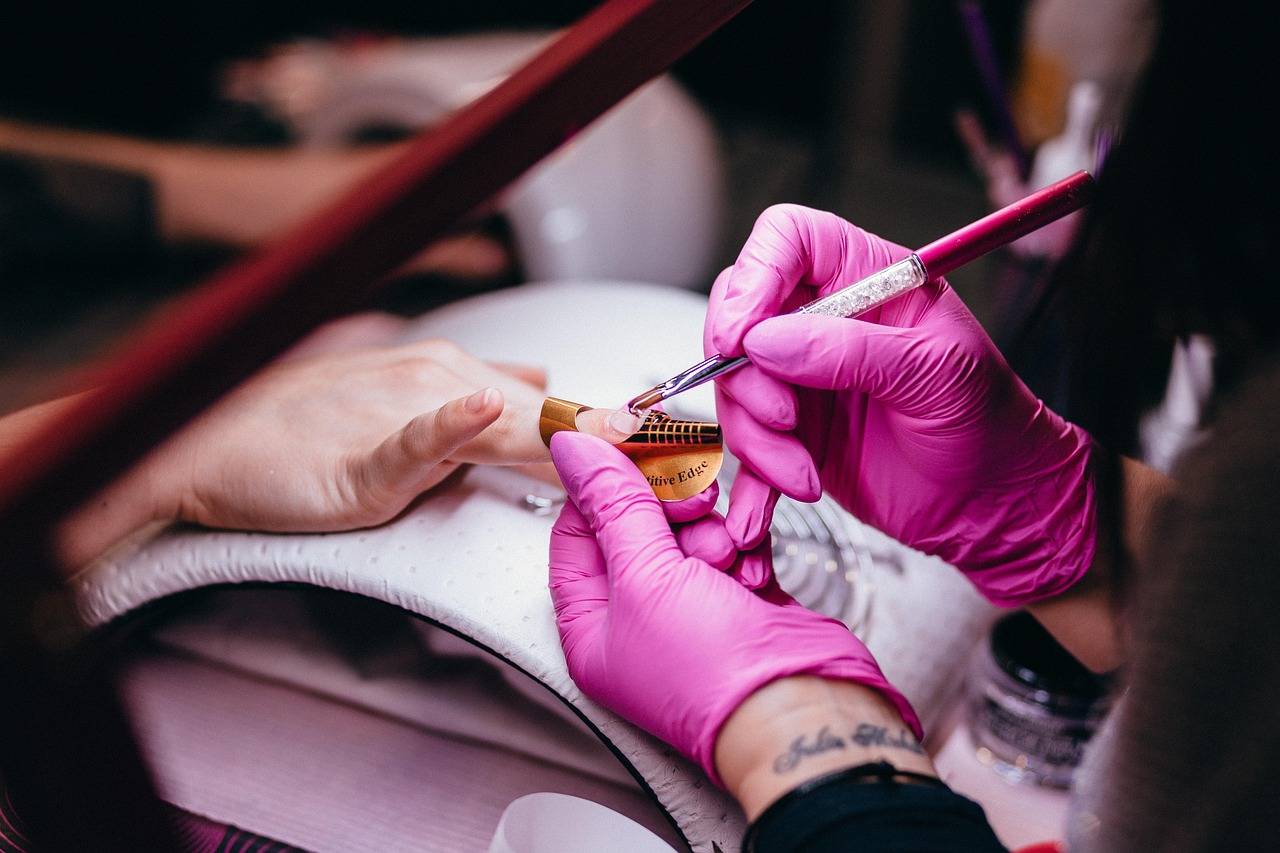 Jak nakładać hybrydę żeby uzyskać trwały i estetyczny manicure?