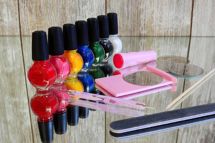 Jak naklejać naklejkę na paznokcie żeby manicure wyglądał perfekcyjnie?