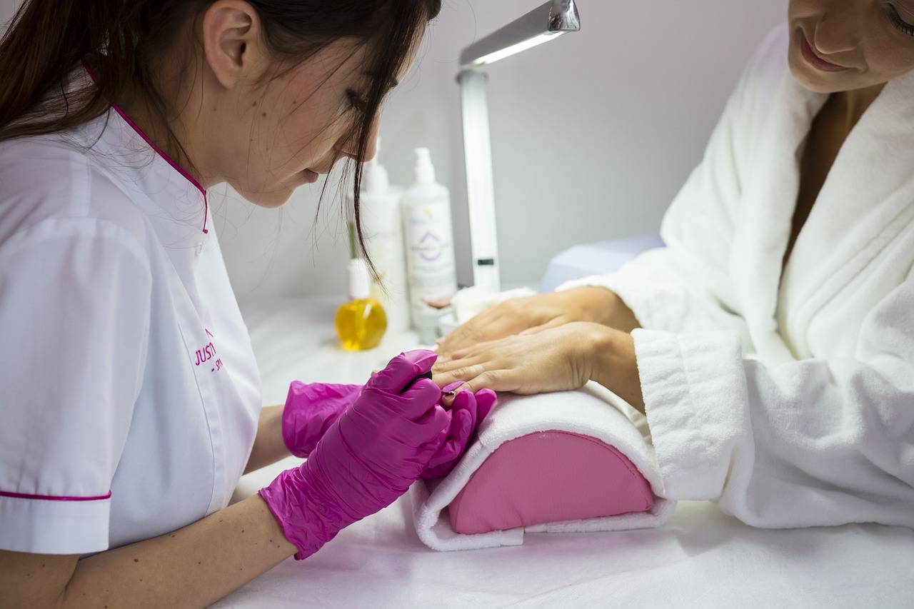 Manicure żelowy co to i jak wpływa na wygląd paznokci?